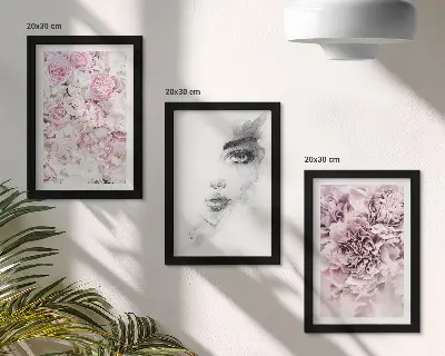 Set 3 tablouri cu bujori delicați și portret alb-negru al unei femei
