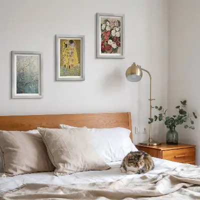 Galerie de perete cu motive florile și copacii în stilul picturii Sărutul de Gustav Klimt