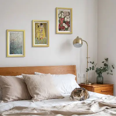 Galerie de perete cu motive florile și copacii în stilul picturii Sărutul de Gustav Klimt