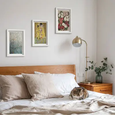 Galerie de perete cu motive florile și copacii în stilul picturii Sărutul de Gustav Klimt