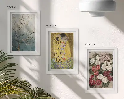 Galerie de perete cu motive florile și copacii în stilul picturii Sărutul de Gustav Klimt
