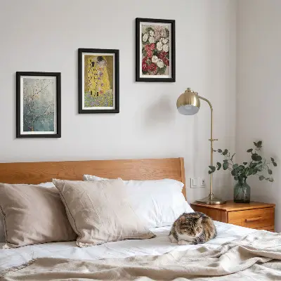 Galerie de perete cu motive florile și copacii în stilul picturii Sărutul de Gustav Klimt