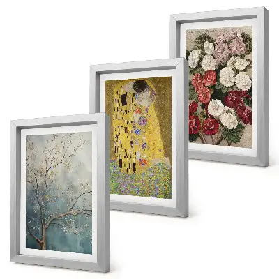 Galerie de perete cu motive florile și copacii în stilul picturii Sărutul de Gustav Klimt