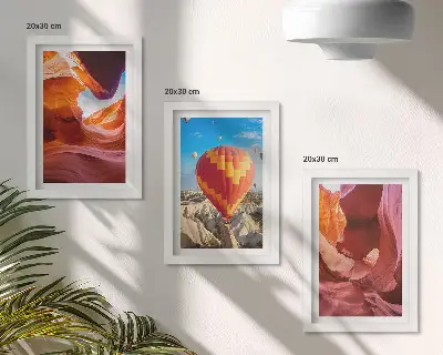 Galerie de perete cu peisaje deșertice și zbor cu balonul