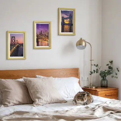 Galerie de perete cu poduri și peisaje urbane la apus