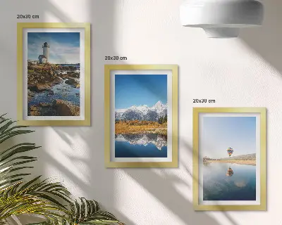 Galerie de perete cu vederi ale naturii reprezentând un far, munți, un lac și un balon