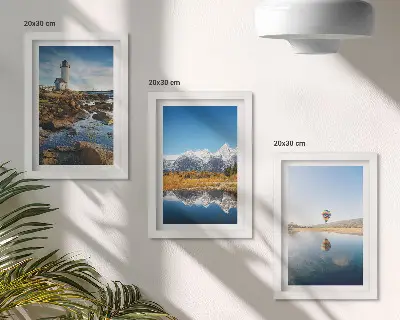 Galerie de perete cu vederi ale naturii reprezentând un far, munți, un lac și un balon