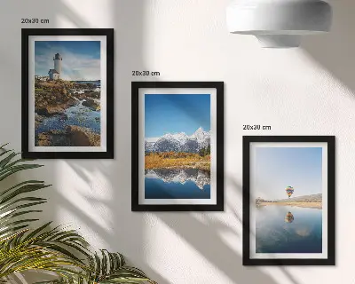 Galerie de perete cu vederi ale naturii reprezentând un far, munți, un lac și un balon