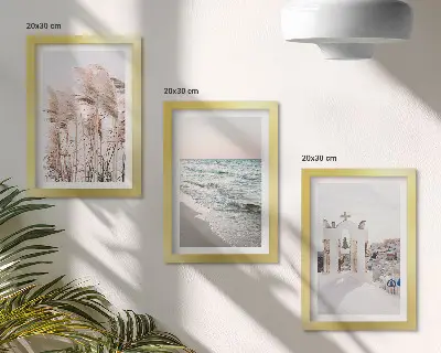 Galerie de perete cu plante de pe malul mării, valuri și case albe