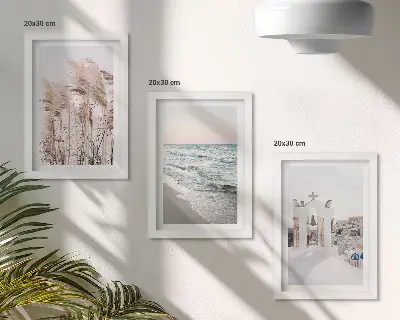 Galerie de perete cu plante de pe malul mării, valuri și case albe