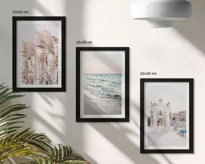 Galerie de perete cu plante de pe malul mării, valuri și case albe