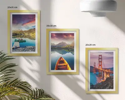 Galerie de perete cu vederi montane, lacuri, bărci și un pod