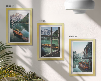 Galerie de perete Vedere a unui lac de munte cu bărci și o casă lângă apă