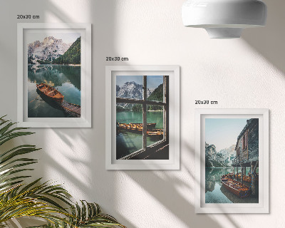Galerie de perete Vedere a unui lac de munte cu bărci și o casă lângă apă