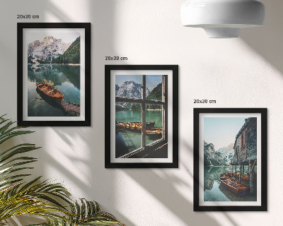 Galerie de perete Vedere a unui lac de munte cu bărci și o casă lângă apă