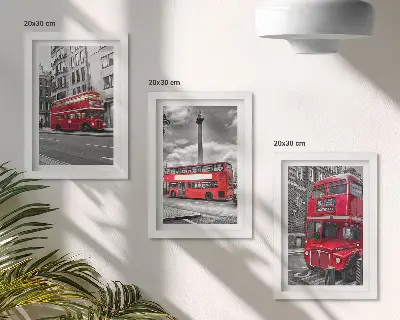 Galerie de perete cu autobuze roșii în peisajul urban al Londrei
