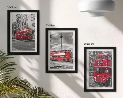 Galerie de perete cu autobuze roșii în peisajul urban al Londrei