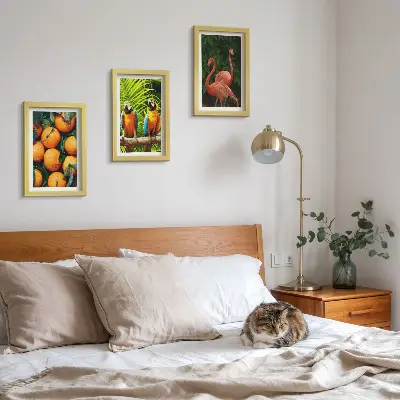 Galerie de perete cu accente fructate, papagali și flamingo în decor tropical