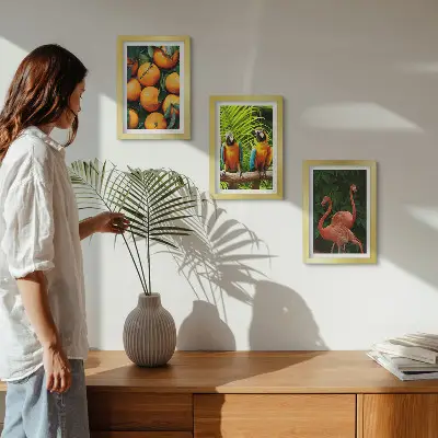 Galerie de perete cu accente fructate, papagali și flamingo în decor tropical