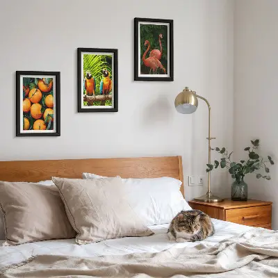 Galerie de perete cu accente fructate, papagali și flamingo în decor tropical