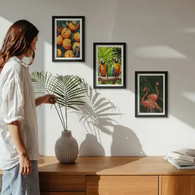 Galerie de perete cu accente fructate, papagali și flamingo în decor tropical