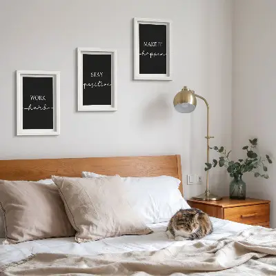 Set de 3 tablouri cu sloganuri motivaționale elegante pe fundal negru