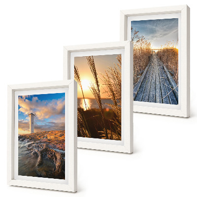 Galerie de perete Vedere a farului lângă mare, iarbă și un dig de lemn