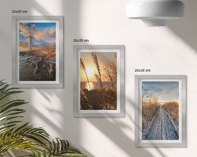 Galerie de perete Vedere a farului lângă mare, iarbă și un dig de lemn