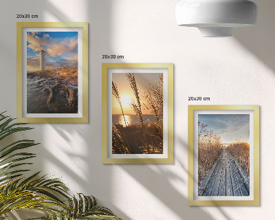 Galerie de perete Vedere a farului lângă mare, iarbă și un dig de lemn