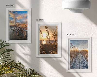 Galerie de perete Vedere a farului lângă mare, iarbă și un dig de lemn