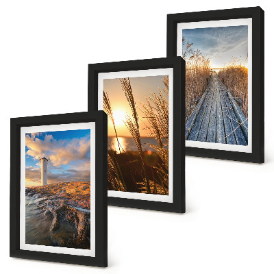 Galerie de perete Vedere a farului lângă mare, iarbă și un dig de lemn