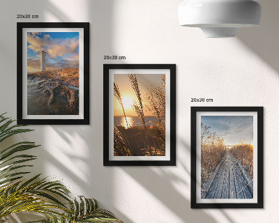 Galerie de perete Vedere a farului lângă mare, iarbă și un dig de lemn