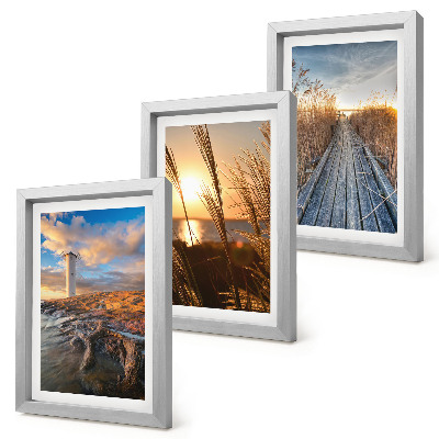 Galerie de perete Vedere a farului lângă mare, iarbă și un dig de lemn