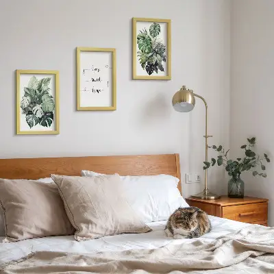 Galerie de perete cu acuarelă reprezentând frunze de monstera și mesajul acasă dulce acasă
