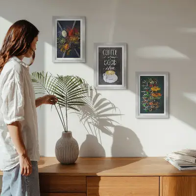 Galerie de perete cu modele de ierburi aromatice pentru cafea