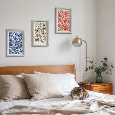Galerie de perete cu postere vintage reprezentând flori, fluturi și ornamente