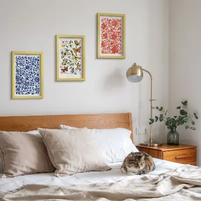 Galerie de perete cu postere vintage reprezentând flori, fluturi și ornamente