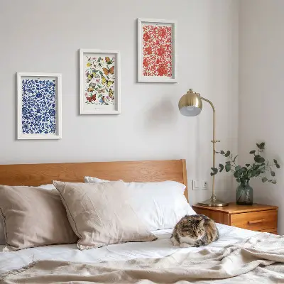 Galerie de perete cu postere vintage reprezentând flori, fluturi și ornamente