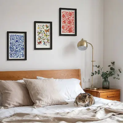Galerie de perete cu postere vintage reprezentând flori, fluturi și ornamente