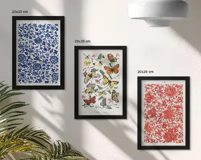 Galerie de perete cu postere vintage reprezentând flori, fluturi și ornamente
