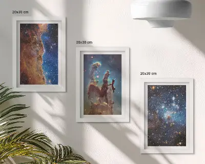 Galerie de perete cu peisaje spațiale reprezentând galaxii și nebuloase