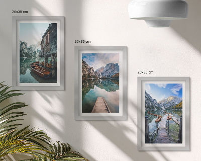 Set 3 tablouri Un lac liniștit în munți cu bărci de lemn