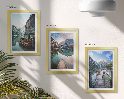Set 3 tablouri Un lac liniștit în munți cu bărci de lemn