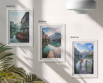 Set 3 tablouri Un lac liniștit în munți cu bărci de lemn