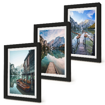 Set 3 tablouri Un lac liniștit în munți cu bărci de lemn
