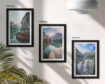 Set 3 tablouri Un lac liniștit în munți cu bărci de lemn