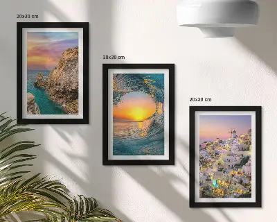 Set 3 tablouri cu vederi ale mării, valurilor și caselor albe din Santorini, Grecia