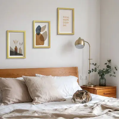 Galerie de perete cu forme abstracte și accente naturale