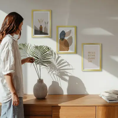 Galerie de perete cu forme abstracte și accente naturale