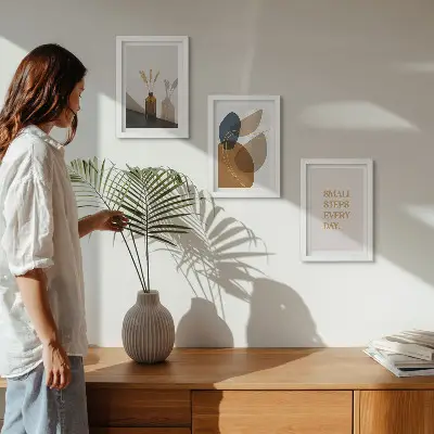 Galerie de perete cu forme abstracte și accente naturale